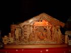 Weihnachtskrippe mit geschnitzten Figuren
